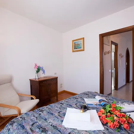 Apartment Sleeps 4 Varenna